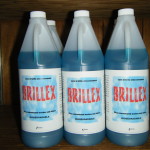 BRILLEX concentré Nettoie et fait briller en une seule opération. Utiliser en toute confiance pour laver les vitres et les miroirs, le réfrigérateur, la cuisinière, les petits appareils ménagers, céramique, chrome, ect… Utiliser BRILLEX comme agent de rinçage dans le lave-vaisselle. C’est le plus économique des nettoyeurs! Un seul bouchon par seau d’eau suffit. 